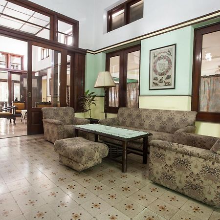 Reddoorz Near Balai Kota Malang Otel Dış mekan fotoğraf