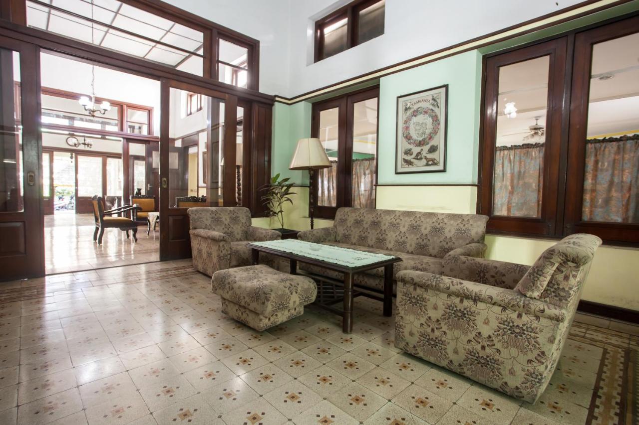 Reddoorz Near Balai Kota Malang Otel Dış mekan fotoğraf