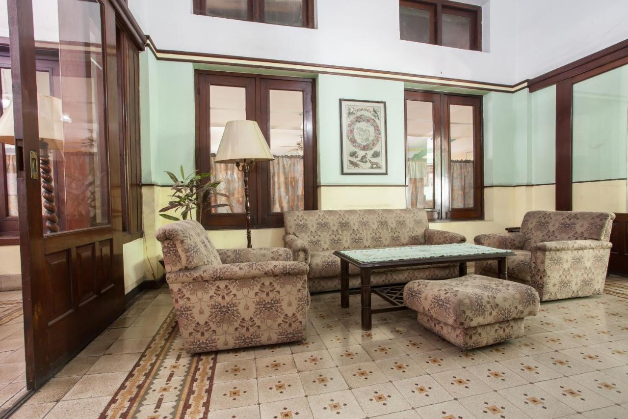Reddoorz Near Balai Kota Malang Otel Dış mekan fotoğraf